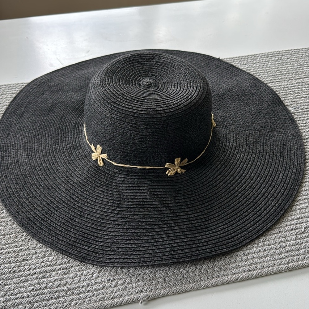 Vintage Black Large Straw Hat with Daisy Flower Detail - Picture 6 of 6